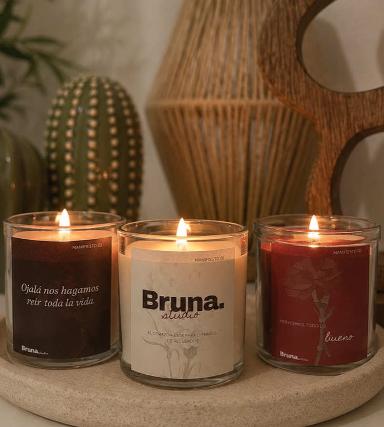 Trío de velas Bruna en ambiente con cactus y madera
